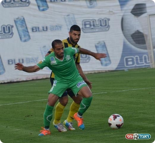 אמג'ד סלימאן (ירוק) מנסה לשמור על הכדור, איפרגן בא להפריע (ולדי מויסייב)